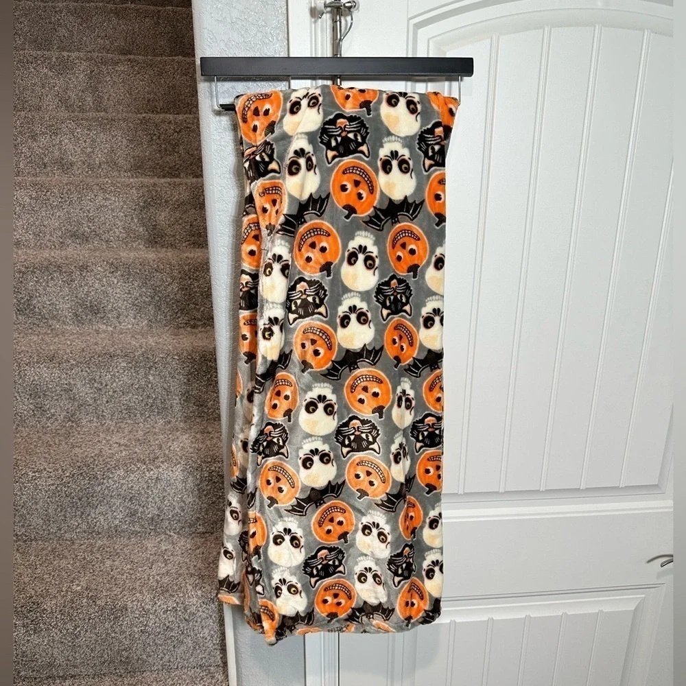 NWT homegoods Cynthia Rowley Vintage style Halloween plush throw blanket